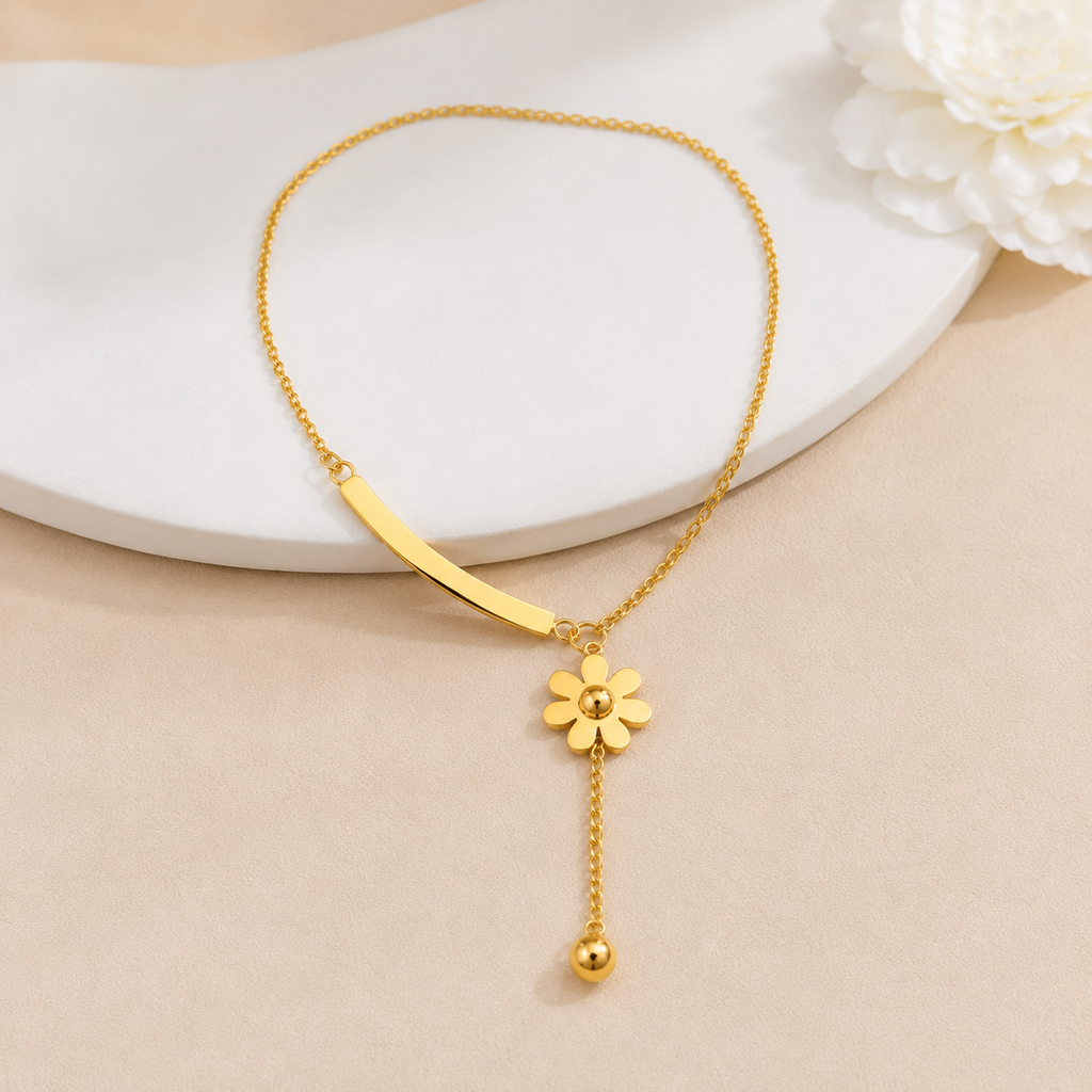 Collar Flor Dorado Vellusso - detalle del diseno floral delicado, resistente al agua y al sudor para uso diario