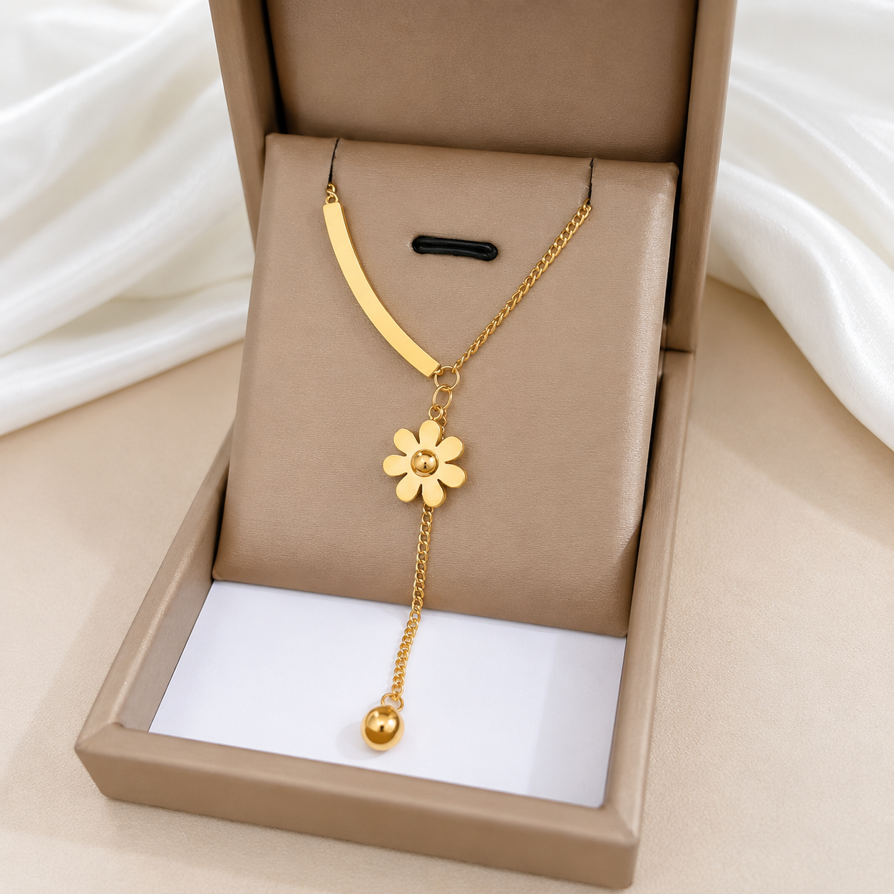 Collar Flor Dorado Vellusso - presentacion premium en caja elegante, ideal para regalo de cumpleanos o aniversario en RD